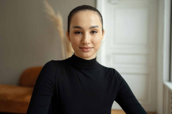 How to Select and Style a Midi Pencil Skirt for a Modern and Empowering Office Look?